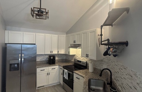 East Raleigh House | Charming 2-bedroom house with AC, WiFi less than 3 miles to downtown Raleigh.
