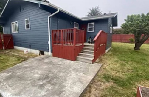 Humboldt Hill House | Charming 2-bedroom house in beautiful Eureka with private fenced in yard