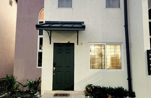 Harbour View House | Charming 2-bedroom Townhome with 24-hr security close to the Airport
