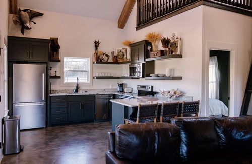 Dickel Cabin | Charming 2-bedroom lakefront cabin in marvelous Wartrace with WiFi, Kayaks
