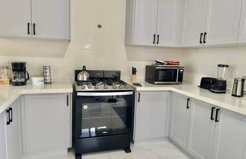 Little London House | Charming 2 bedroom near Adventure Park & 7 Mile Beach, WiFi + AC in Negril