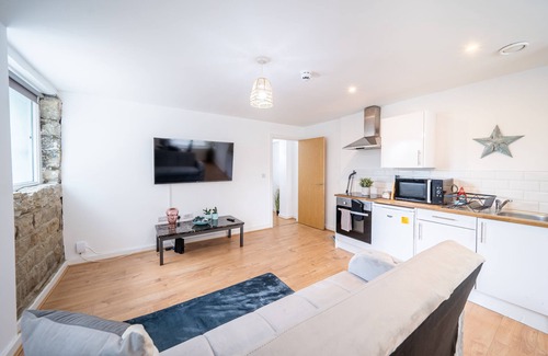 Leeds Apartment | Charming 2 Bedroom Next to Kirkstall Centre Leeds