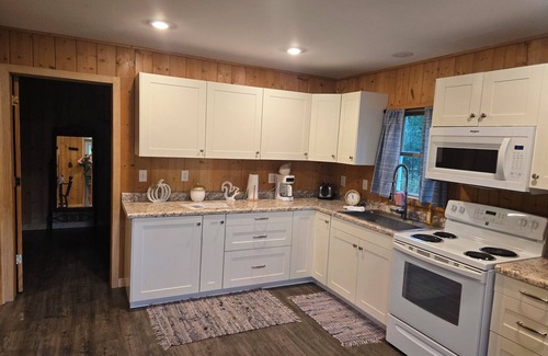 Marengo House | Charming 2-bedroom Rustic House with WiFi, AC and a View in Welcoming Ashland