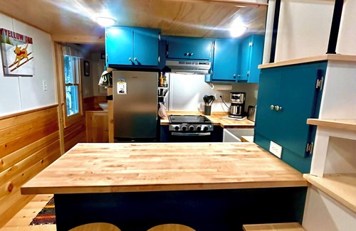 North Troy Cabin | Charming 2-bedroom Tiny Home with AC, WiFi near Jay Peak and Canadian border!
