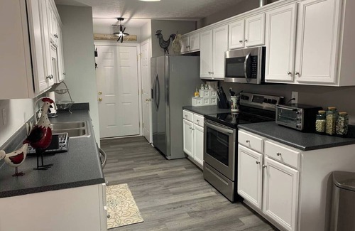 Radcliff House | Charming 2-bedroom townhome with High Speed wifi and smart TV’s in Radcliff