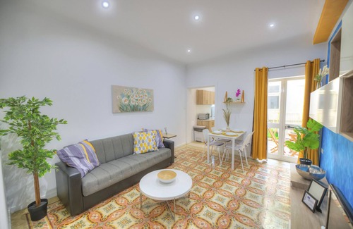 Gzira Ski Chalet | Charming 2 bedroom townhouse, internal yard JDES1-1