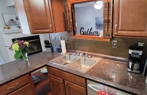Ballston Spa House | Charming 2 Bedroom 3 bathroom Townhouse, minutes from Saratoga Springs!