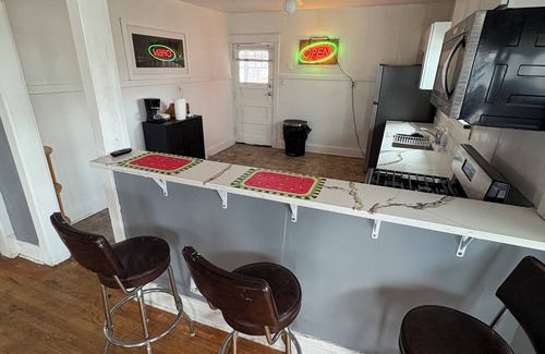Blue Island Apartment | Charming 2-bedroom apartment in marvelous Blue Island with WiFi