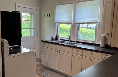 Fayetteville House | Charming 2-bedroom house. Walk to town Quiet neighborhood. 1 mile to NRG bridge!