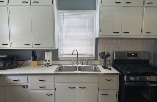 West Newton House | Charming 2-bedroom house in brilliant Indianapolis with AC, WiFi
