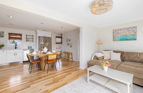 Point Judith House | Charming 2-bedroom in delightful Narragansett with WiFi, AC. Walk to beach!