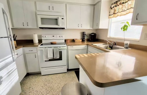 Spring Hill House | Charming 2-bedroom house in lovely Spring Hill with WiFi, AC