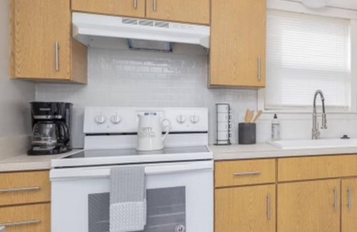 Brookline Station Apartment | Charming 2-bedroom apartment with AC, WiFi in delightful Springfield
