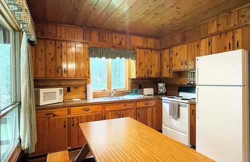 Reeders Cabin | Charming 2 Bedroom Cabin in the Poconos on Private Resort