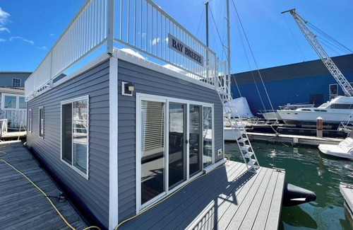 Sturgeon Bay Boat Rental | Charming 2-bedroom houseboat in Sturgeon Bay with AC, WiFi/Pier Relax'n