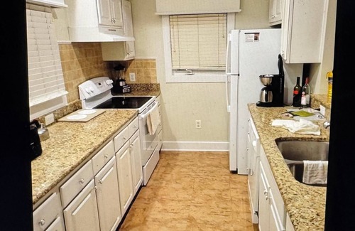 Lackey House | Charming 2-bedroom estate in beautiful Williamsburg with WiFi, fitness room