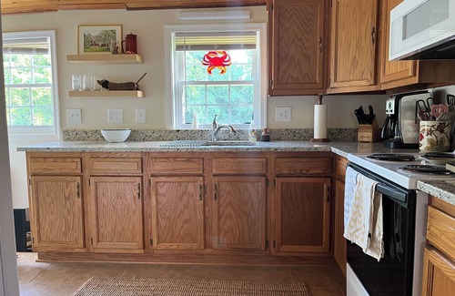 Mount Holly Cottage | Charming 2-bedroom waterfront cottage in Montross