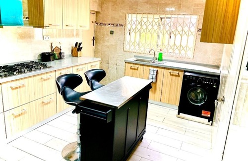 North Legon Hotel | Charming 2-bedroom with WiFi, AC, Dstv in delightful North Legon, Accra