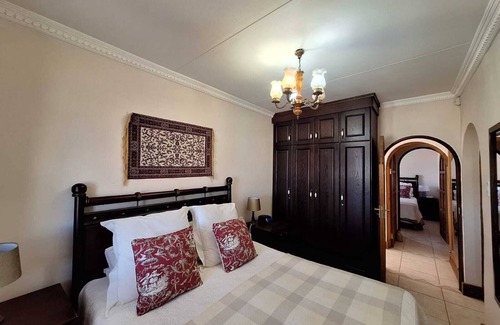 Bloemfontein Bed & Breakfast | Charming 2-bedroom bed & breakfast in Bloemfontein with AC. Private and secure.