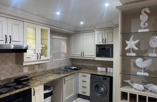 Jeffreys Bay Apartment | Charming 2-bedroom BeachApartment in Marvellous Jeffreys Bay Main Beach.