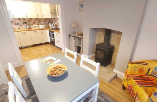 Southville House | Charming 2 double bed cottage style house in the city