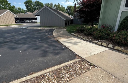 Lenexa House | Charming 2B/1Bth One Level TH -1 mile from I35-15 min. to Dntn KCMO.