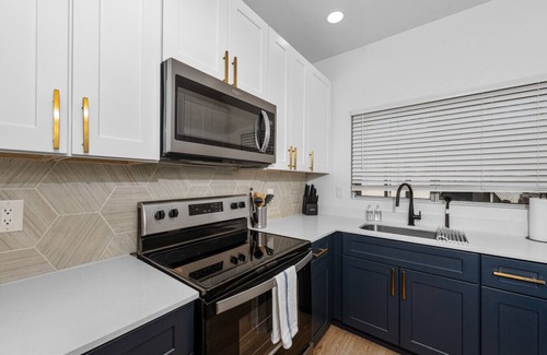 North Scottsdale Apartment | Charming 2BD: Pickleball Ct, Heated Pool & Gym
