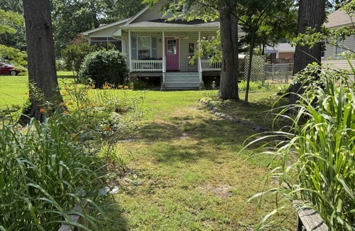 Colonial Beach House | Charming 2BR Cottage on The Point