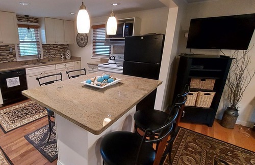 Narragansett House | Charming 2BR cottage, new deck, grill, AC, open floor plan, Washer/Dryer & MORE!