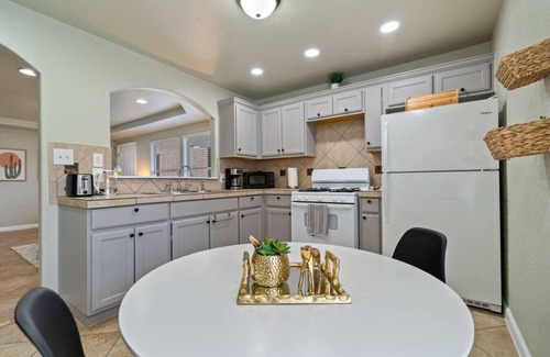 St. Johns House | Charming 2BR Getaway | Near Downtown & Mueller