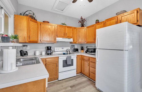 New Albany House | Charming 2br Hot Tub Getaway 2 Bedroom Home