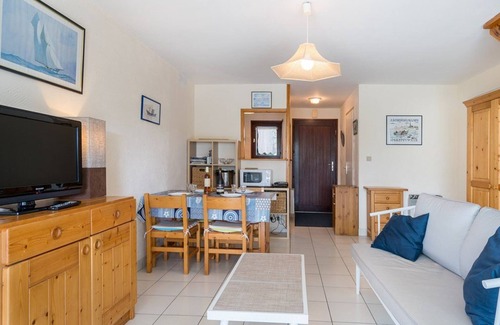Locmariaquer Villa | Charming 2BR House with Garden near Beach, Shops & Ferry in Locmariaquer