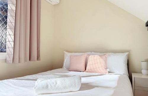 Paddington Villa | Charming 2BR with Yard&Parking