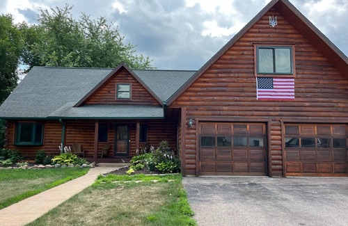Ogdensburg Cabin | Charming 3,800 sq feet log house in Waupaca County.