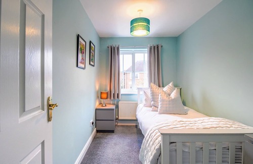 Milton Malsor House | Charming 3-bed Home with Parking, Sky TV & WiFi