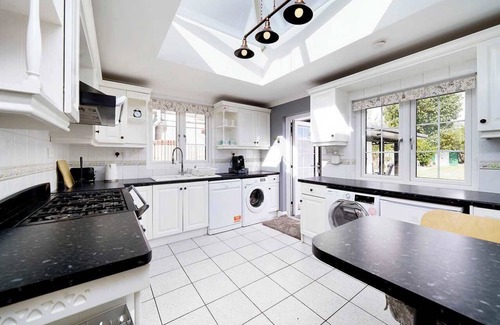 Dagenham House | Charming 3-Bedroom Bungalow in London