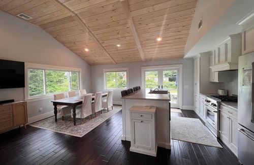 Saunderstown House | Charming 3-bedroom house in Plum Beach on a beautiful lot with WiFi and AC
