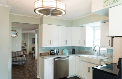 Northwest Cottage | Charming 3-bedroom vintage beach cottage 5 minutes from the Chesapeake Bay!