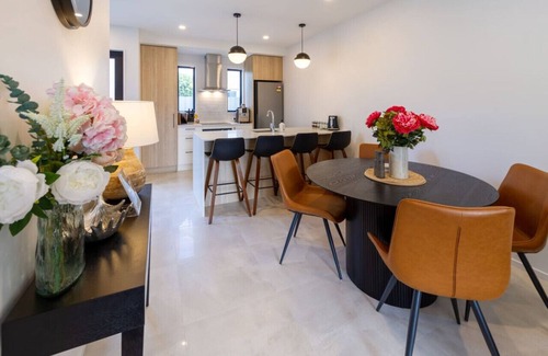 Edgeware House | Charming 3 Bedroom Escape with Carpark