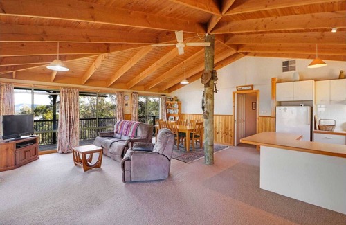 Bonnie Doon House | Charming 3-bedroom house in serene Bonnie Doon with lake views