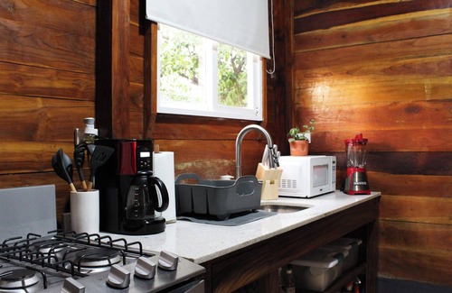 Tamanique Cabin | Charming 3-bedroom beach cabin with Starlink WiFi, AC in enchanting Tamanique