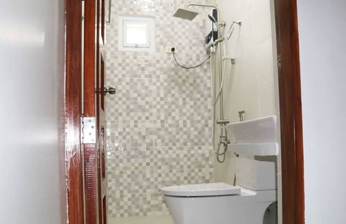 Caloocan Apartment | Charming 3 bedroom boutique, bathtub, 180sq.metersnn