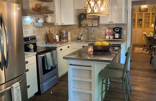 Boaz House | Charming 3-bedroom corner cottage in Boaz, with plenty of indoor/outdoor space.