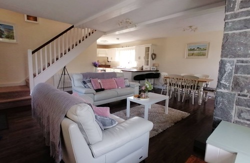 Dromineer Cottage | Charming 3-bedroom cottage in Dromineer, Lough Derg with WiFi