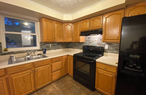 Spring Hill House | Charming 3-bedroom house with AC and WiFi in cool Charleston