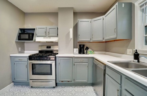 West Side House | Charming 3-bedroom house in welcoming Saint Paul with AC, WiFi