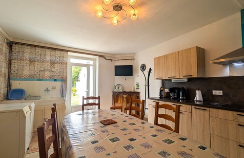 Reuilly Cottage | Charming 3-Bedroom House with Enclosed Garden, Near Vineyards, WiFi, and Parking