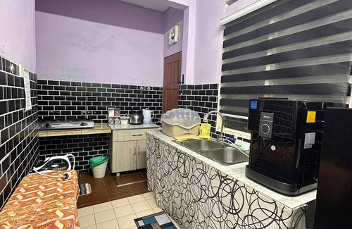 Banting House | Charming 3-bedroom house with WiFi, AC in nice Banting