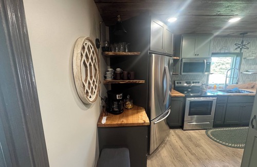 Fairfax House | Charming 3-bedroom house with space for 10 plus AC, WiFi in peaceful Fairfax