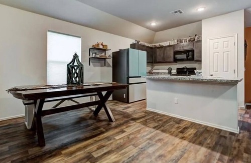 Mustang House | Charming 3-bedroom house with WiFi, AC in quaint Mustang